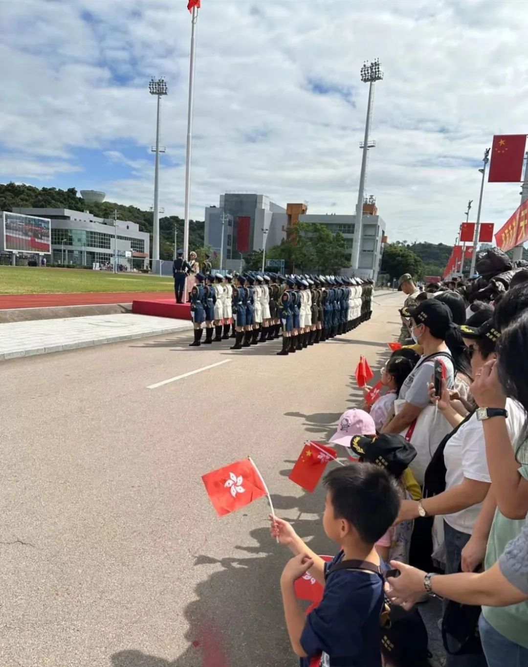 【滬港社團總會組織參觀昂船洲軍營開放日】